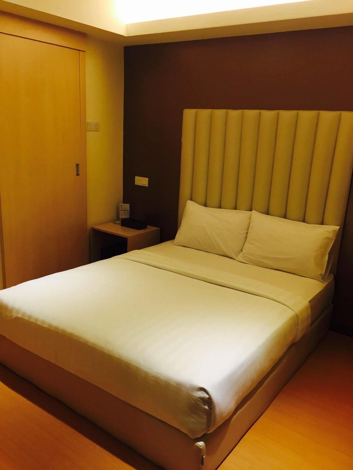 Ease Hotel Кота-Кінабалу Екстер'єр фото