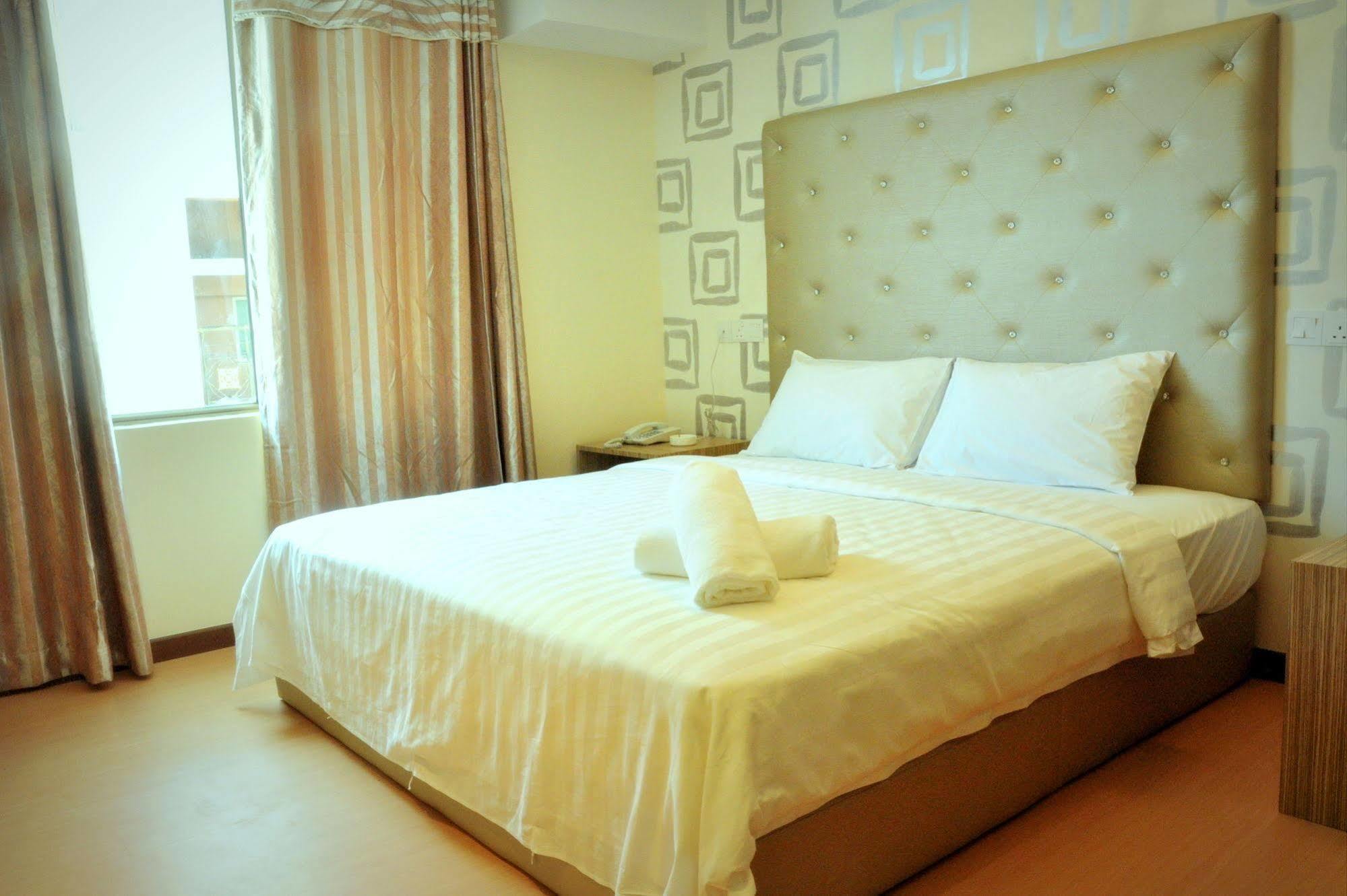 Ease Hotel Кота-Кінабалу Екстер'єр фото