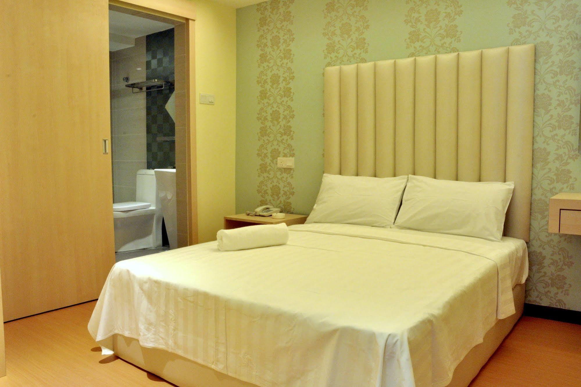 Ease Hotel Кота-Кінабалу Екстер'єр фото