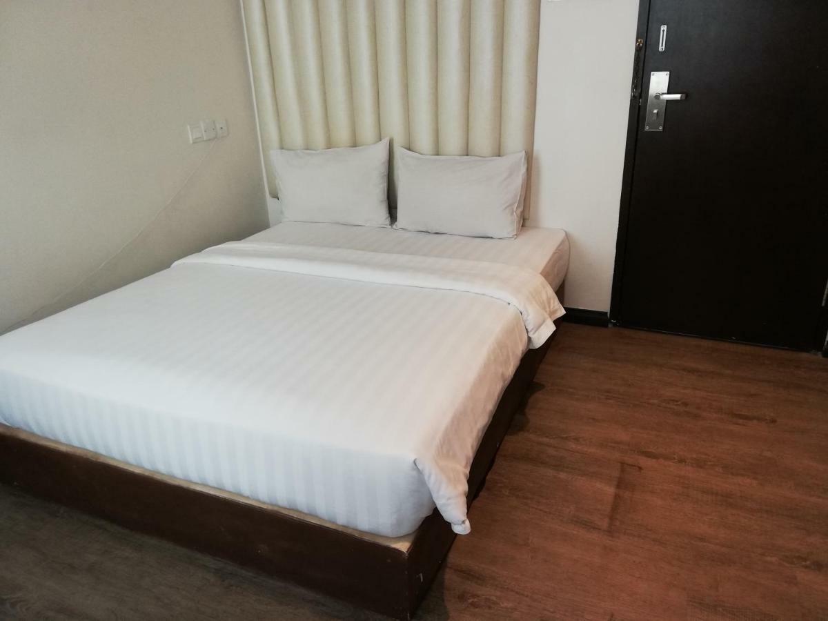 Ease Hotel Кота-Кінабалу Екстер'єр фото